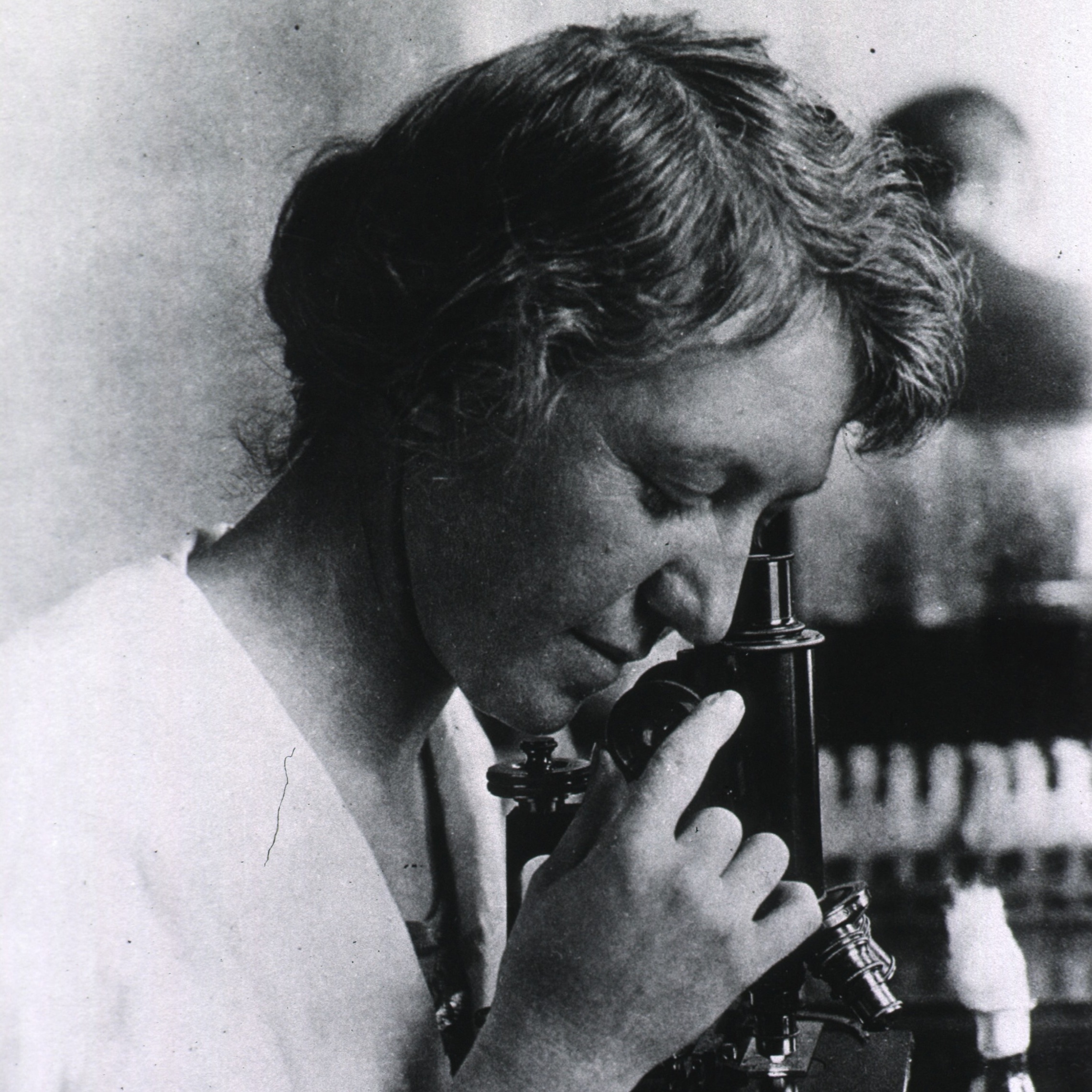 Ida Bengston looks into a microscope