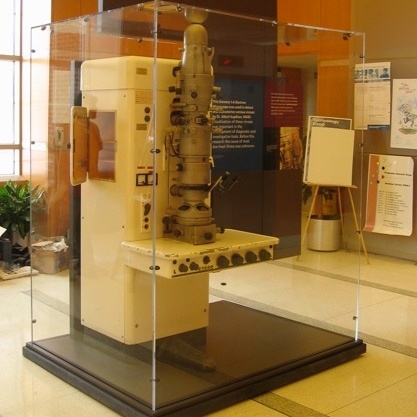 Image of an electron microscope on display in the Building 60 lobby