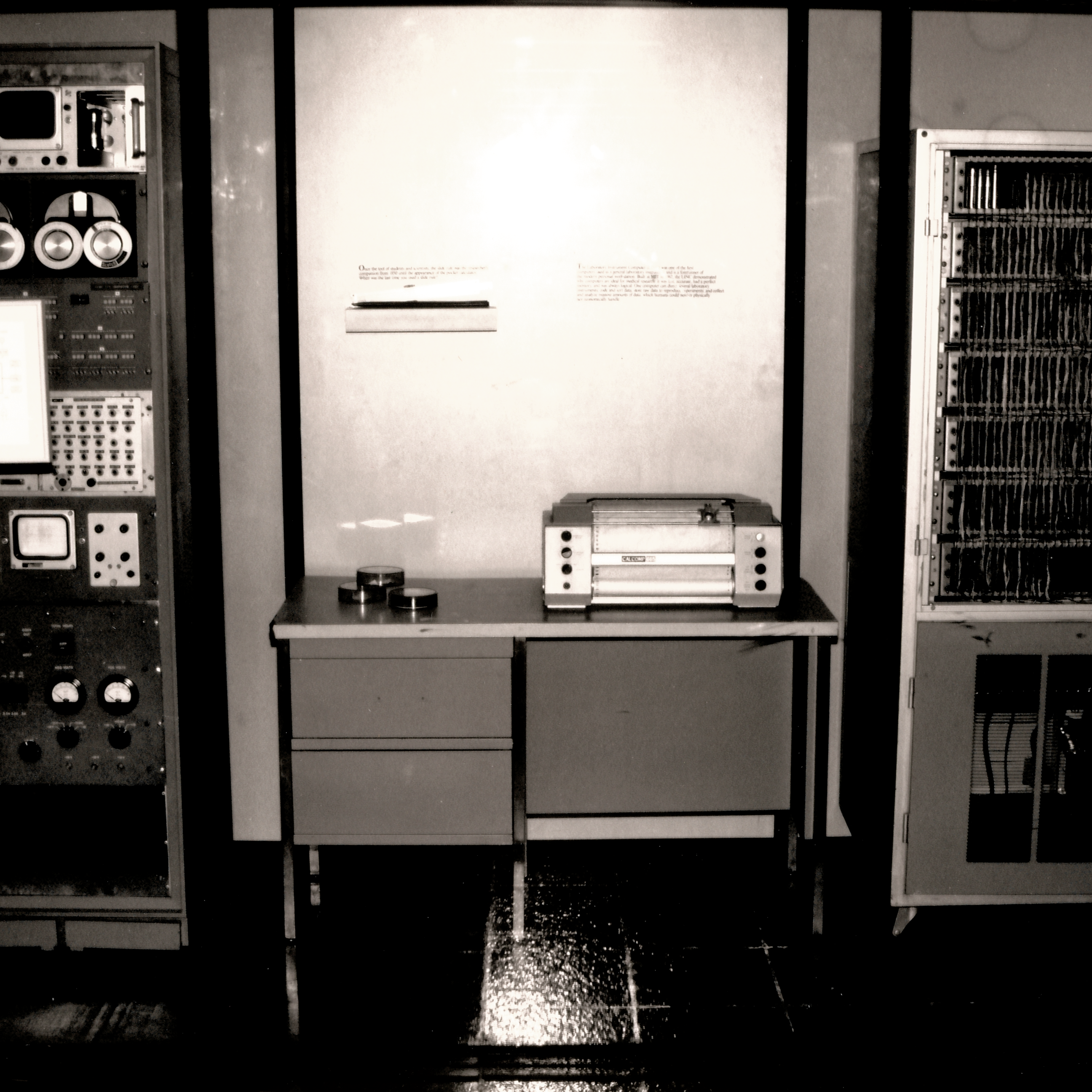 Photo of the LINC, which is an early laboratory computer
