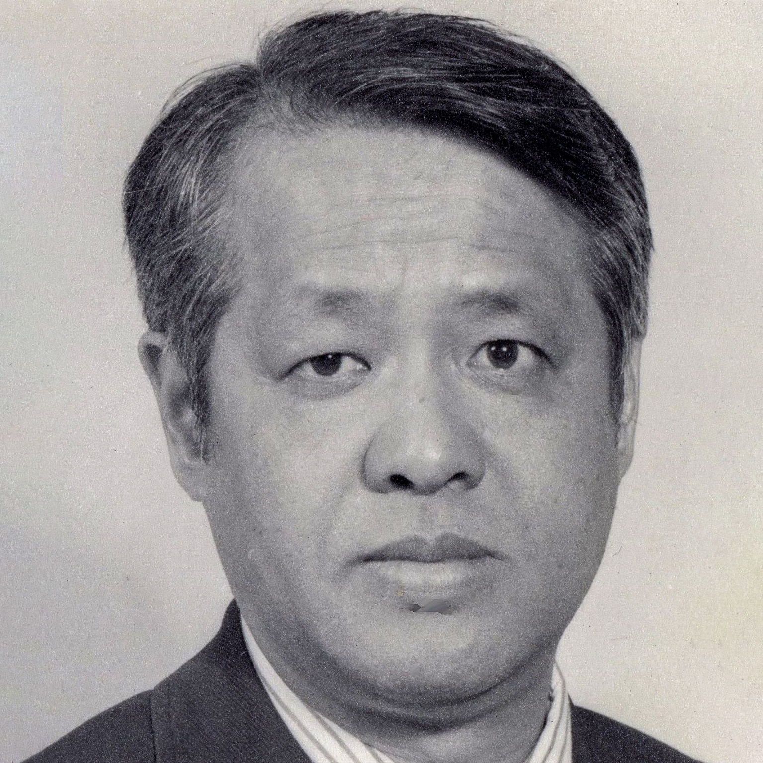 professional photo of Darrell Liu in suit and tie