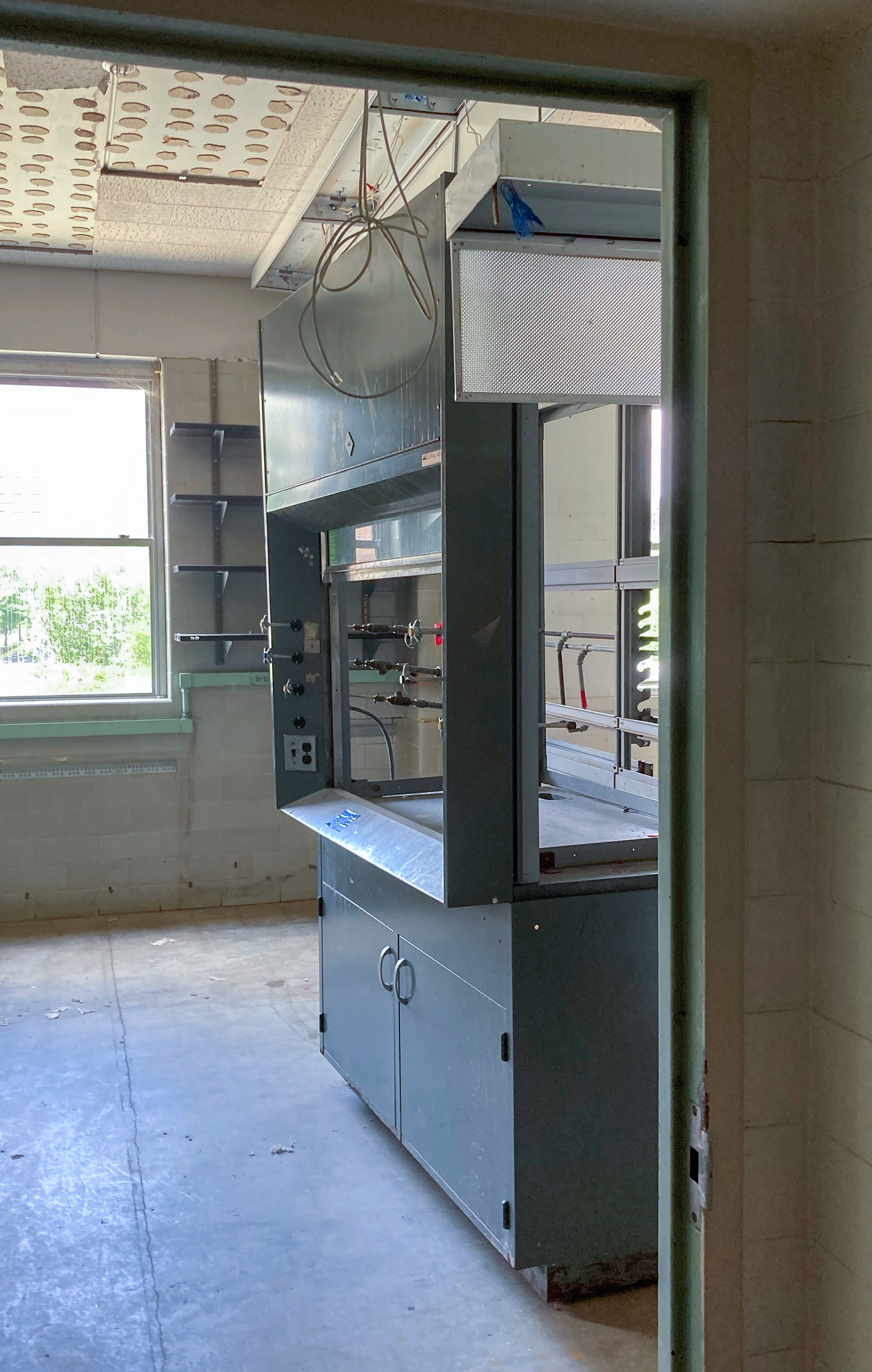 a photo of an older style fume hood in a lab in Building 29 room 218